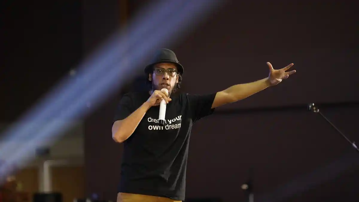 Sineas Muda Ismail Basbeth Berikan Motivasi untuk Mahasiswa Baru UMY