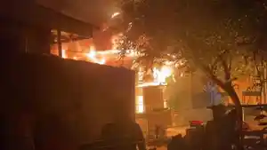 kebakaran-terjadi-di-Jalan-Kelapa-Baubau.jpg