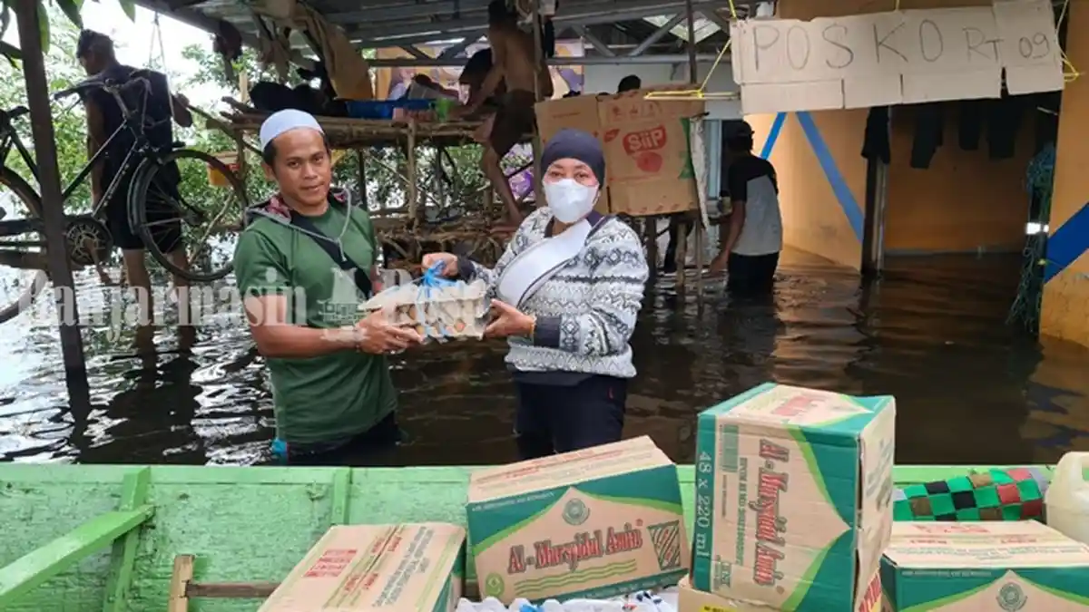 Dinas Perpustakaan dan Kearsipan Kalsel Bantu Korban Banjir di Desa Jejangkit Timur