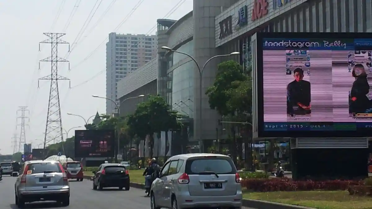 Tak Bayar Retribusi, Reklame Videotron Ditertibkan Satpol PP Surabaya