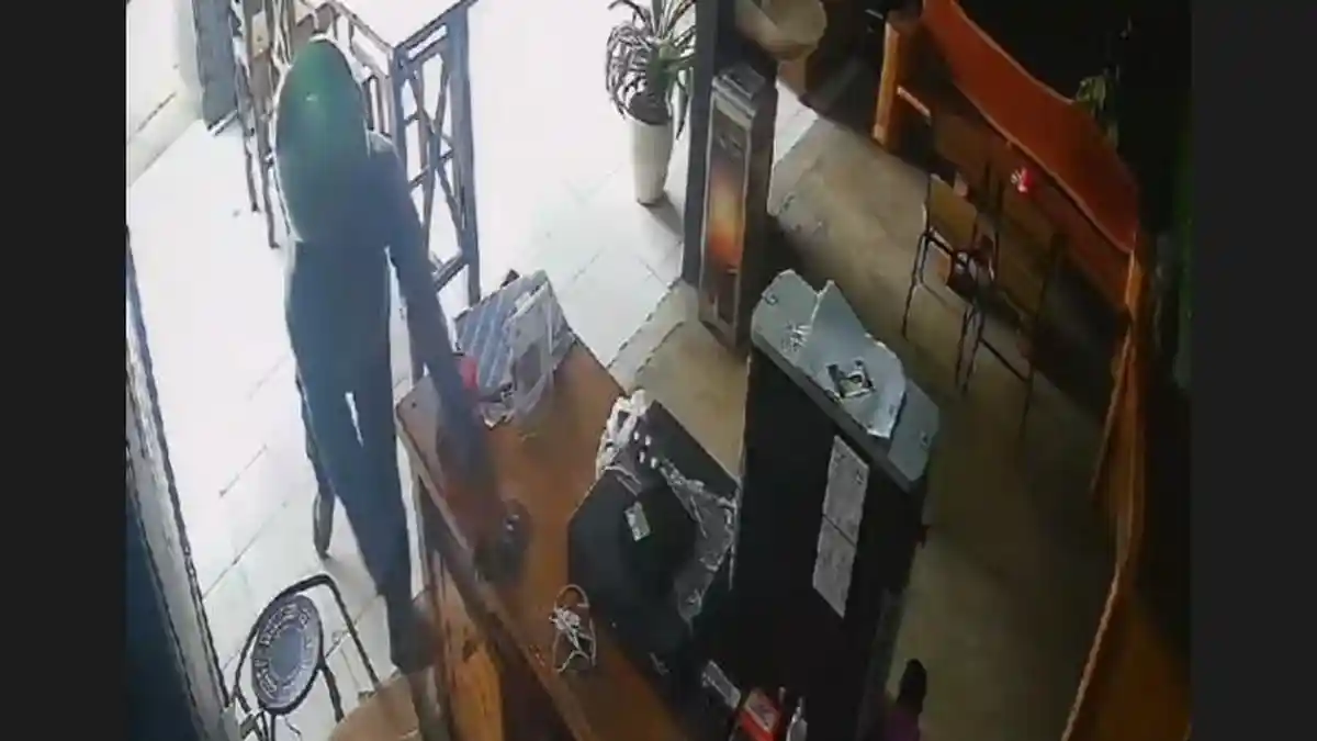 Pria Pakai Helm Ojol Curi Ponsel Karyawan Kafe di Kota Medan