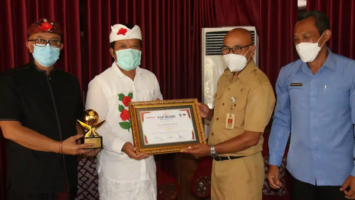 Bupati Bangli Secara Simbolis Terima Piagam Penghargaan Bintang 3 Top Award 2021