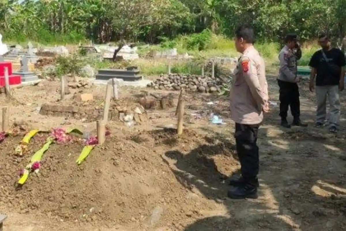 Tali Pocong Hilang Dicuri, Makam Wanita Berantakan Dibongkar Orang Tak Dikenal di Cirebon