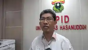 Humas-Unhas-Ahmad-Bahar-saat-ditemui-wartawan-di-kantornya-Jumat-20102023-siang.jpg
