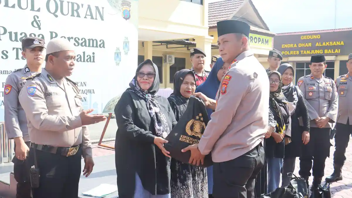 Polres Tanjungbalai Buka Bersama dengan Ulama, Gelar Nuzul Qur'an dan Berikan Sembako untuk Warga