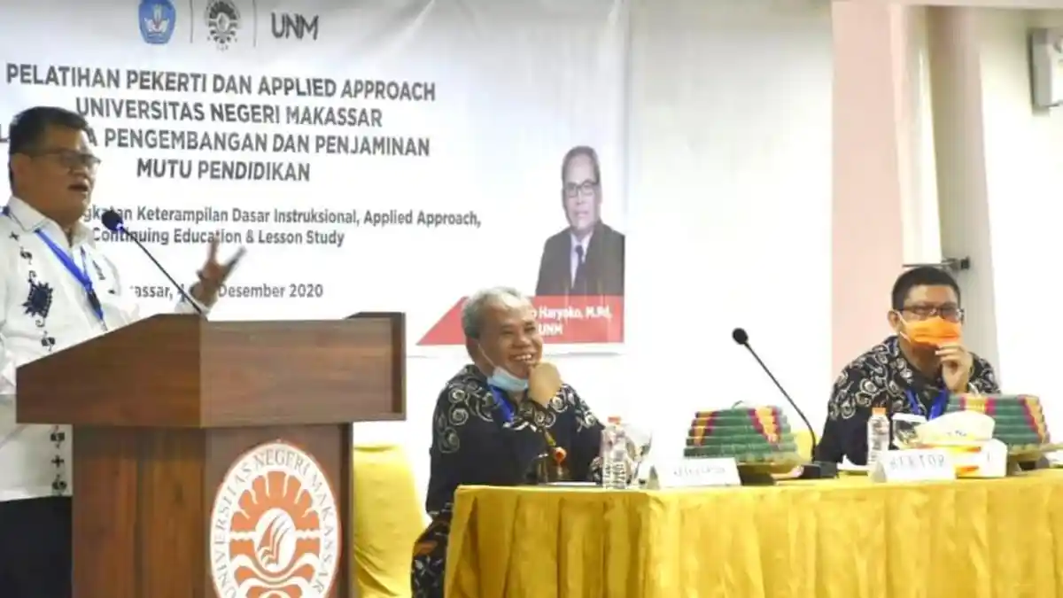 Rektor UNM Buka Pelatihan Pekerti dan Applied Approach
