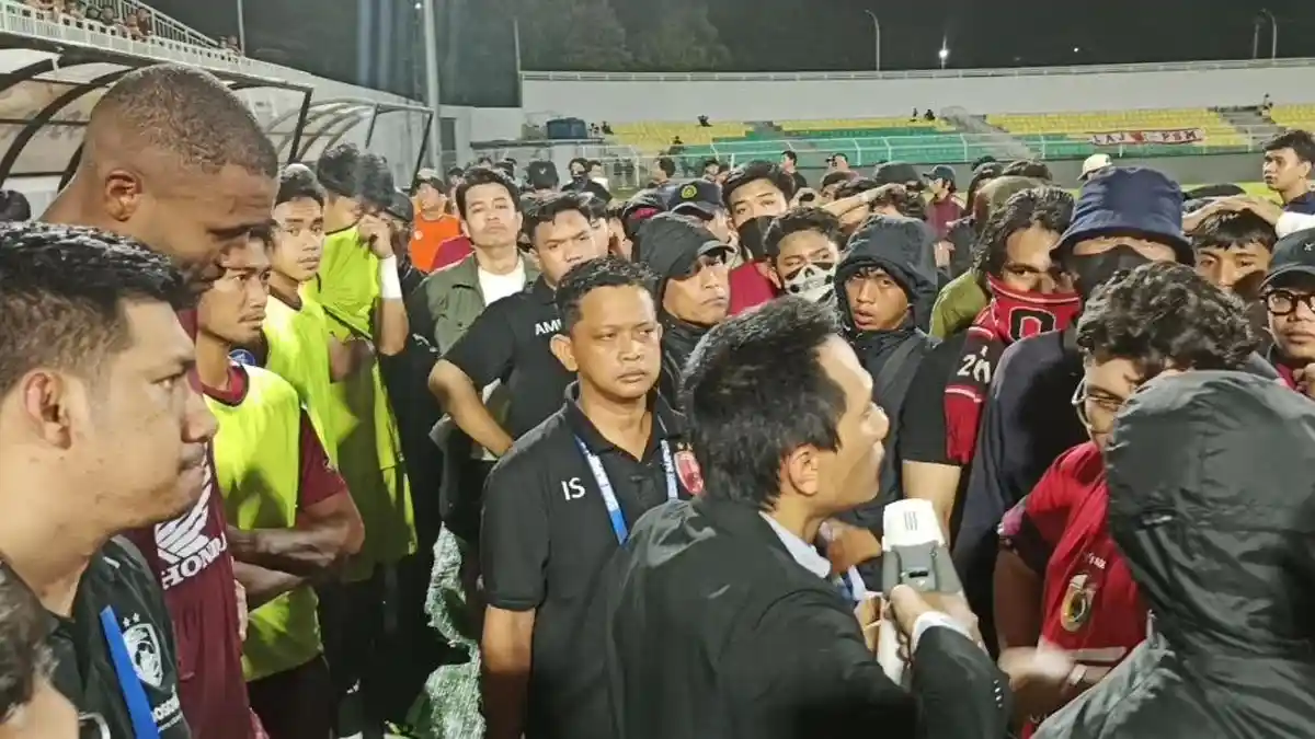 Suporter PSM Makassar Masuk Lapangan