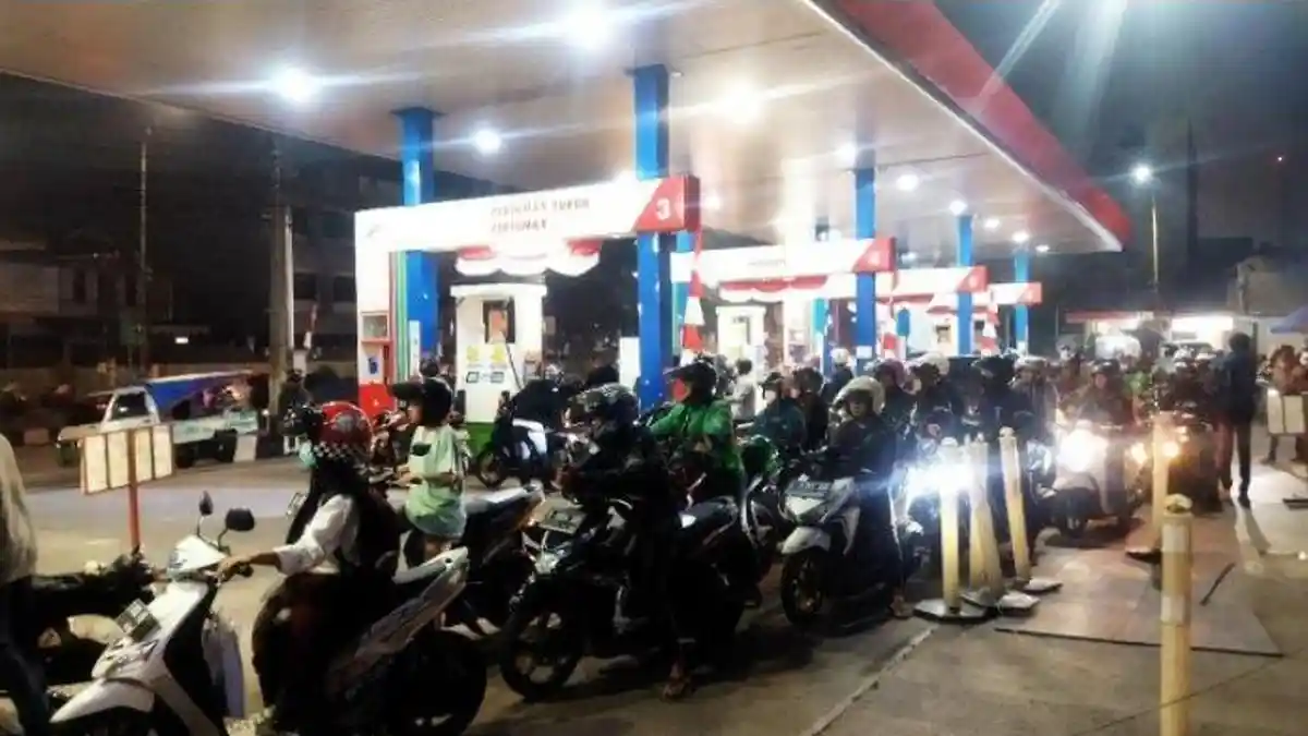 Terima Kabar Harga BBM Naik, Sejumlah Pengendara Habiskan Waktu Lebih Lama di SPBU