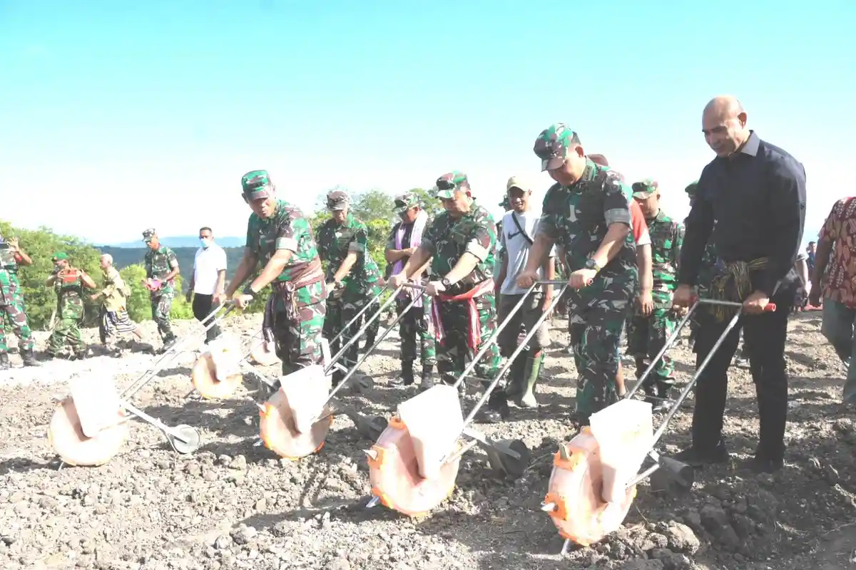 Begini Suasana Saat Kasad Tanam Jagung Dan Dialog Dengan Masyarakat Desa Sillu