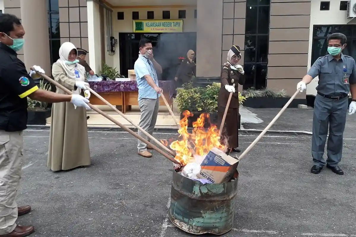 Kejari Tapin Bakar Ribuan Butir Dextro