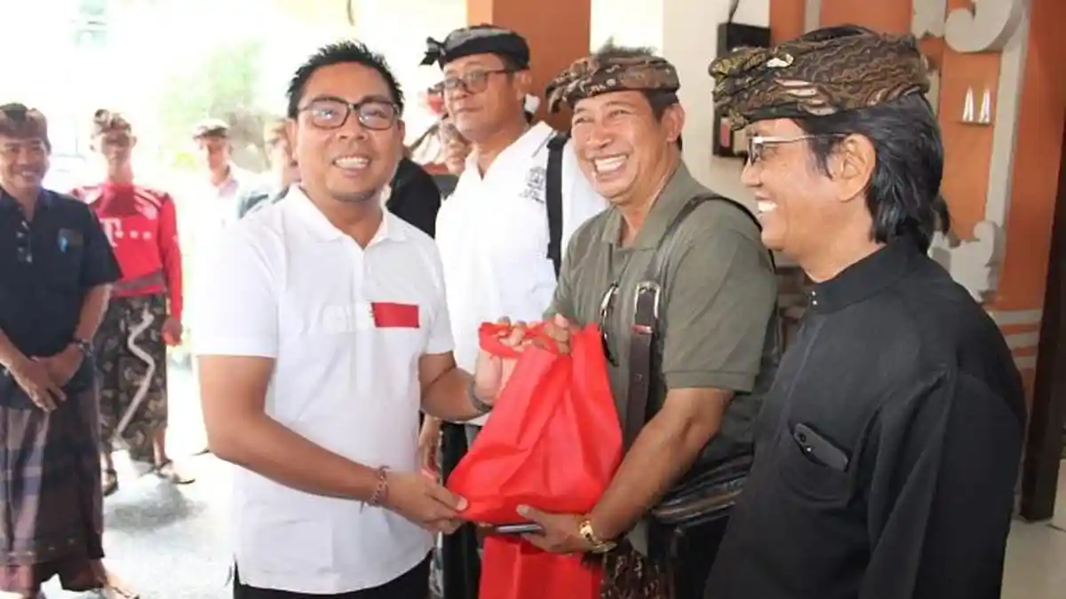 Pemkot Denpasar Bagikan 600 Kg Daging Babi Kepada Bendesa hingga Pecalang