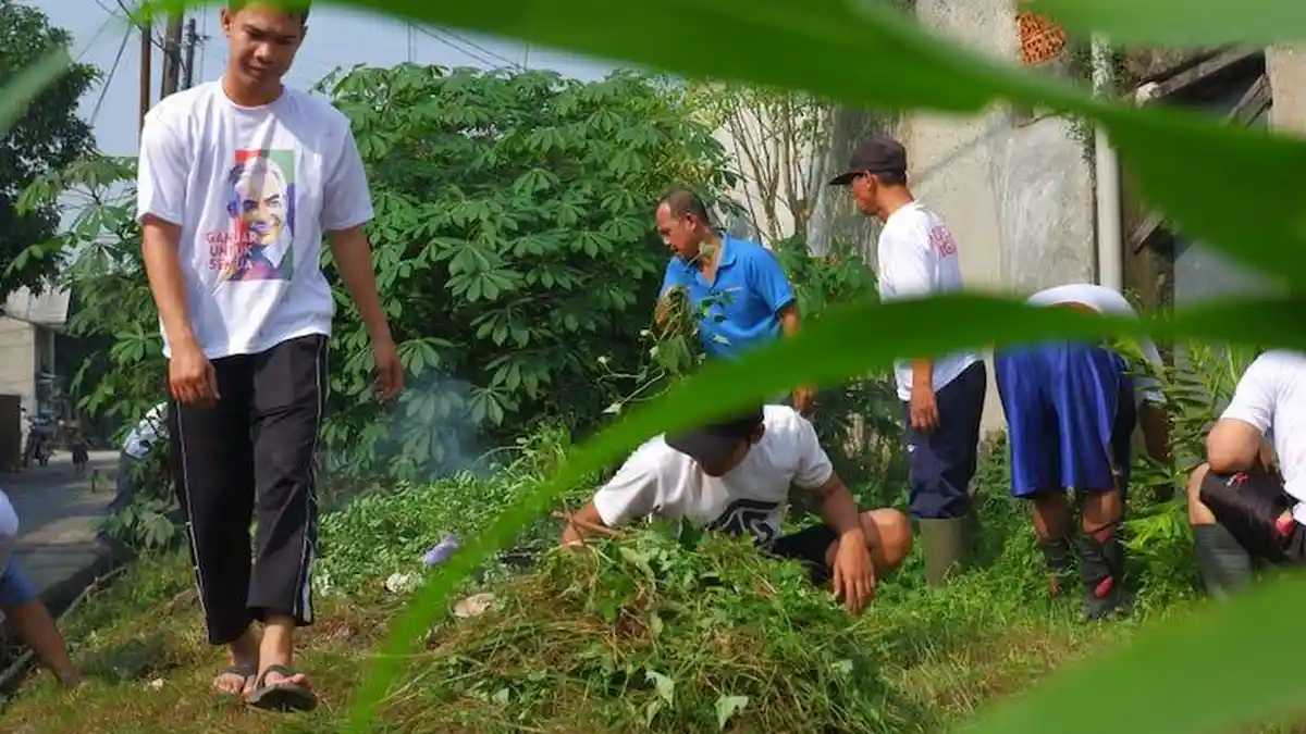 Cegah DBD, Sukarelawan Ganjar Gelar Bersih-bersih Lingkungan di Serang