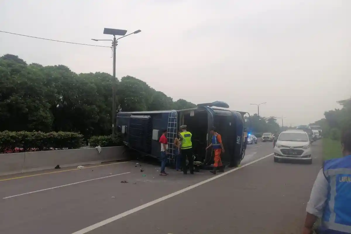 Kecelakaan di Tol Cipularang, Bus Tabrak Mobil Pribadi, Dua Orang Luka Berat