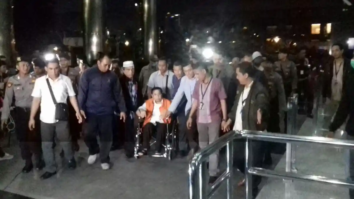 Ditahan, Setya Novanto Pakai Kursi Roda dan Rompi Tahanan
