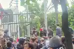 Demonstran-jebol-pagar-gedung-DPR.jpg
