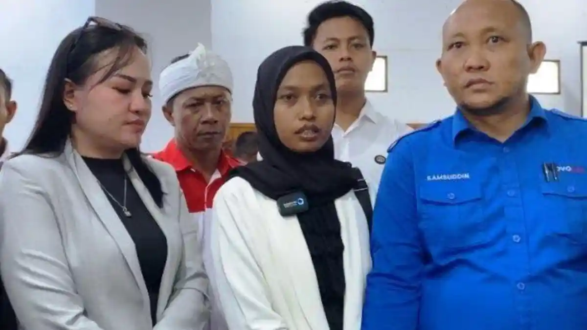 Guru Supriyani Mengusap Air Mata Mendengar Dakwaan Jaksa, Ini Kronologi Dugaan Pemukulan Anak Polisi