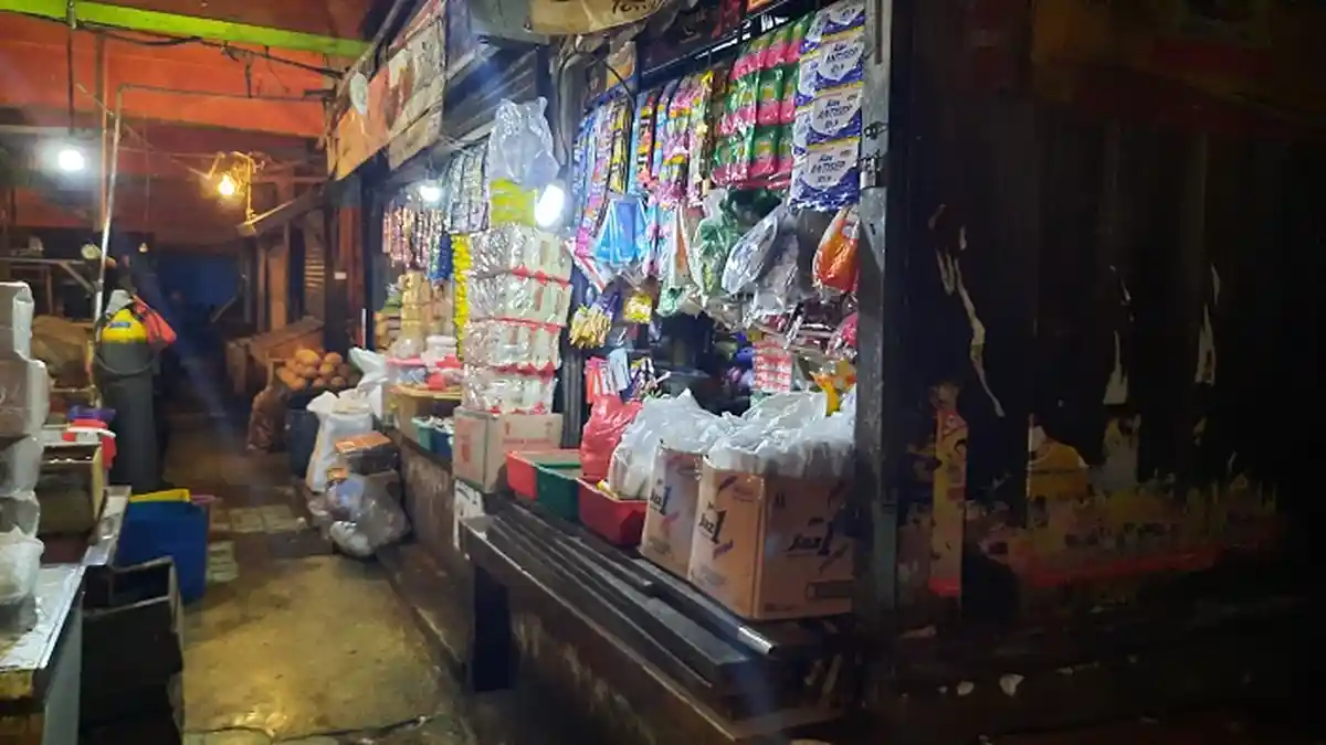 Minyak Goreng Kemasan Masih Langka di Pasar Tambun