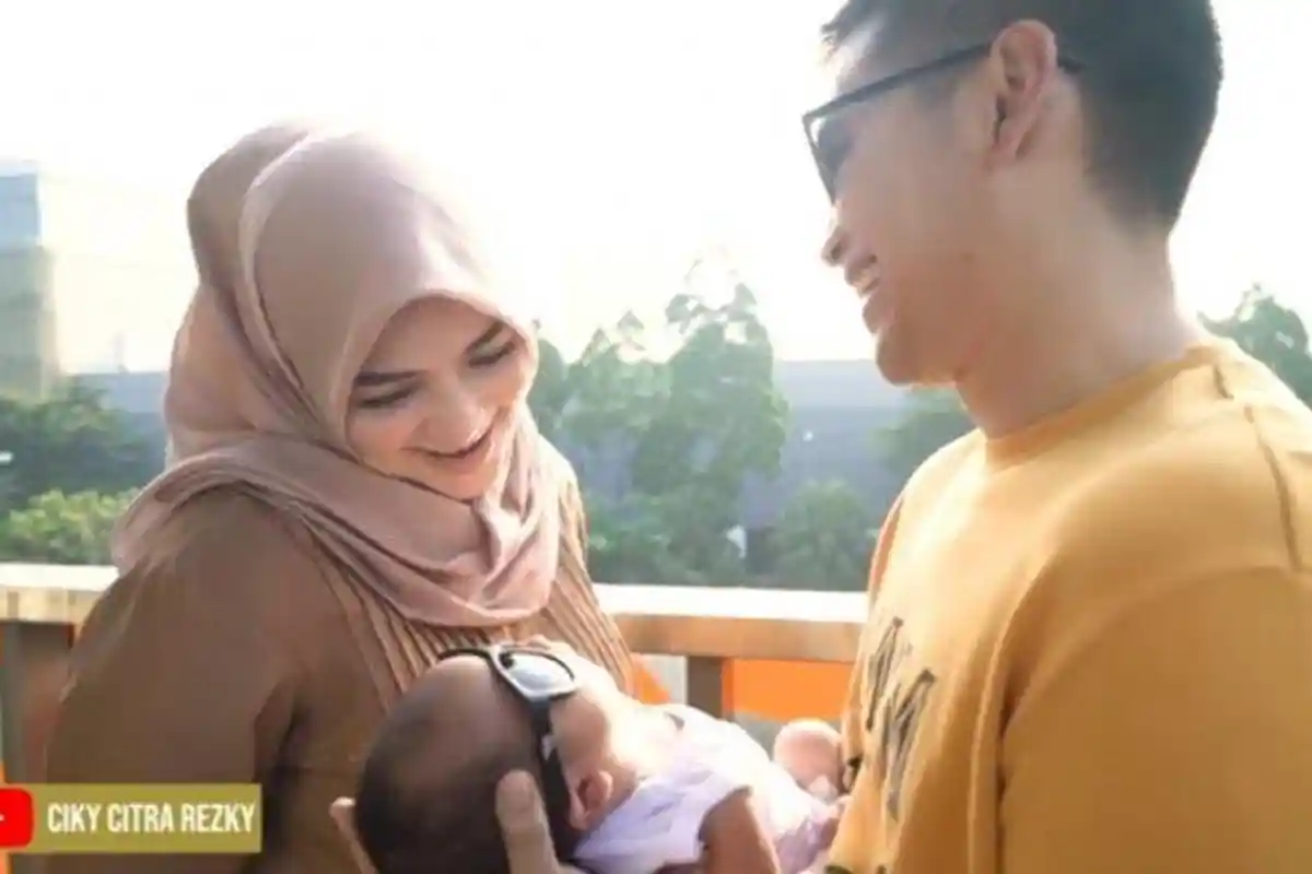 Reaksi Rezky Aditya saat Ditegur Citra Kirana karena Tak Henti Cium sang Anak: Gak Boleh Kenapa Sih?