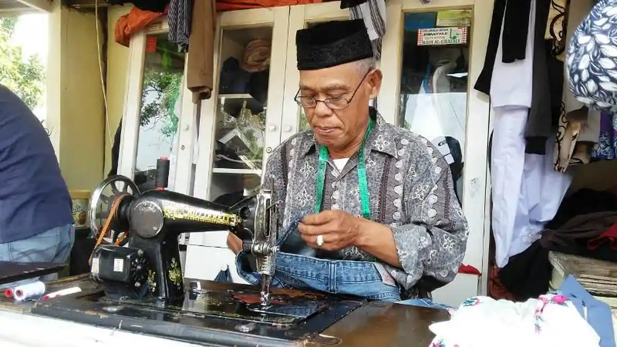 Nabung Lebih Dari 10 Tahun, Tukang Jahit Baju Asal Bogor Ini Akhirnya Bisa Berangkat Haji
