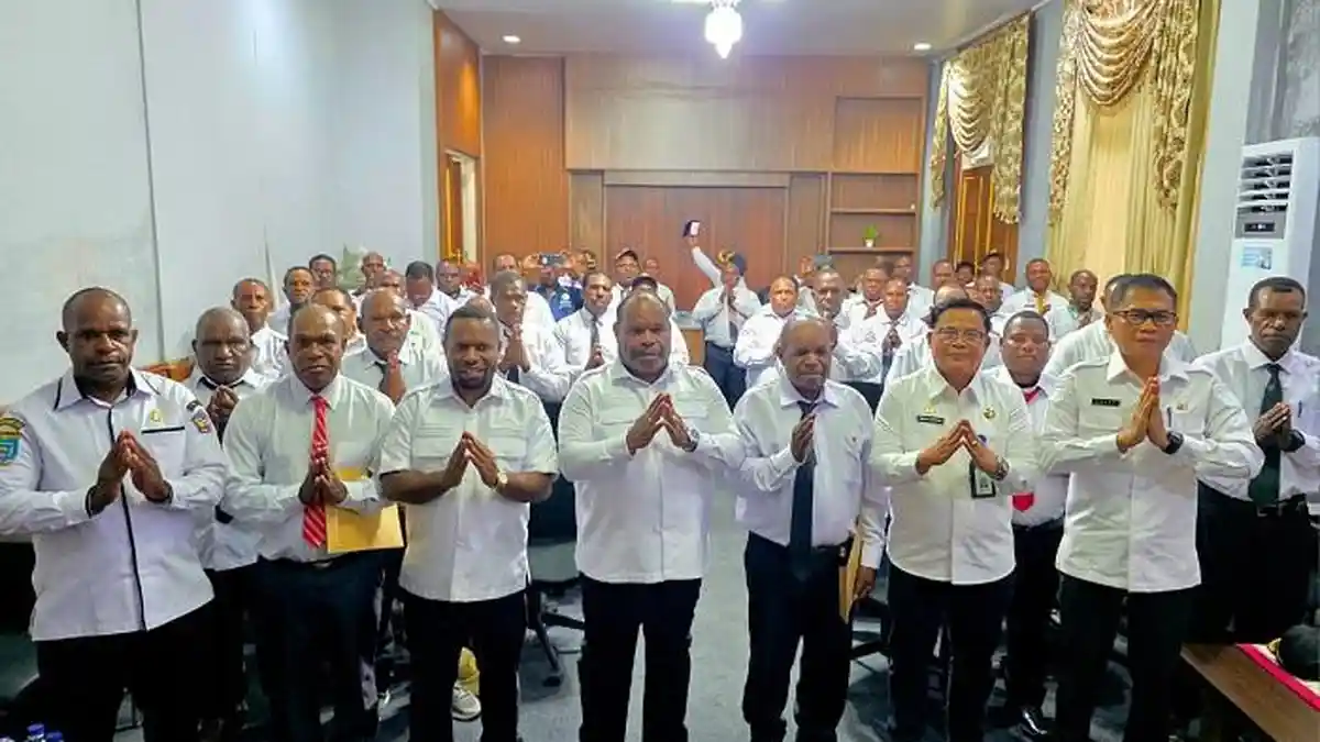 Serahkan 50 SK Plt Kepala Distrik, Bupati Didimus Ingatkan Pelayanan Publik dan Keamanan Wilayah