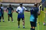 pelatih-persib-bandung-robert-albert-memimpin-latihan-jelang-seri-2-bri-liga-1.jpg