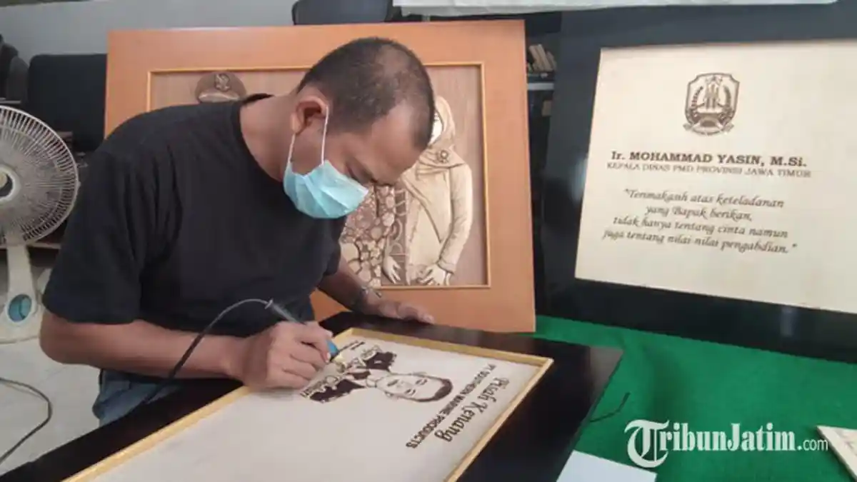 Relief Kayu Lukis Warga Probolinggo Jadi Buruan Pejabat, Dibeli Khofifah hingga Anak Tukul Arwana