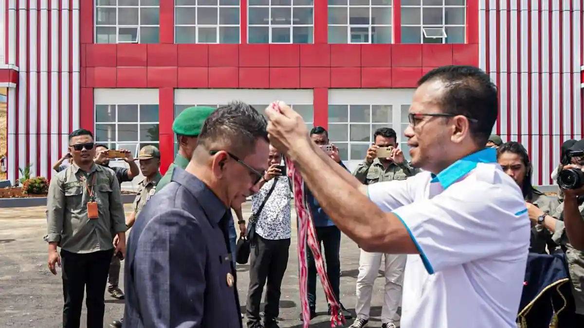 Dirikan Rumah Sakit Pakai Nama Sultan Hi Mudaffar Sjah, Pj Bupati Morotai Ucap Syukur - Pj-Bupati-Morotai-dikalungi-bunga-saat-tiba-di-RSUD-Mudaffar-Sjah.jpg