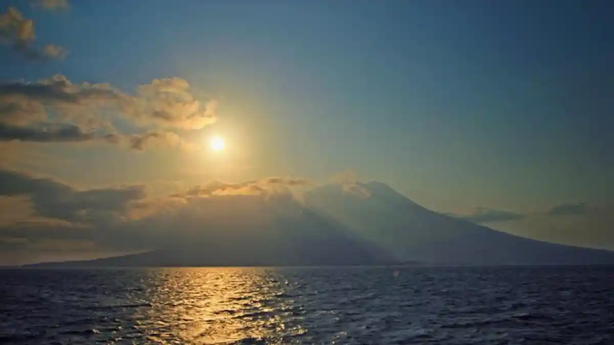 7 Pesona Keindahan Gunung Gamalama di Pulau Ternate Sebelum Meletus