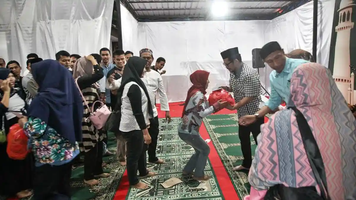 FOTO: Disdik Sulsel Salurkan THR dan Sembako untuk Honorer - none_20180611_023145.jpg