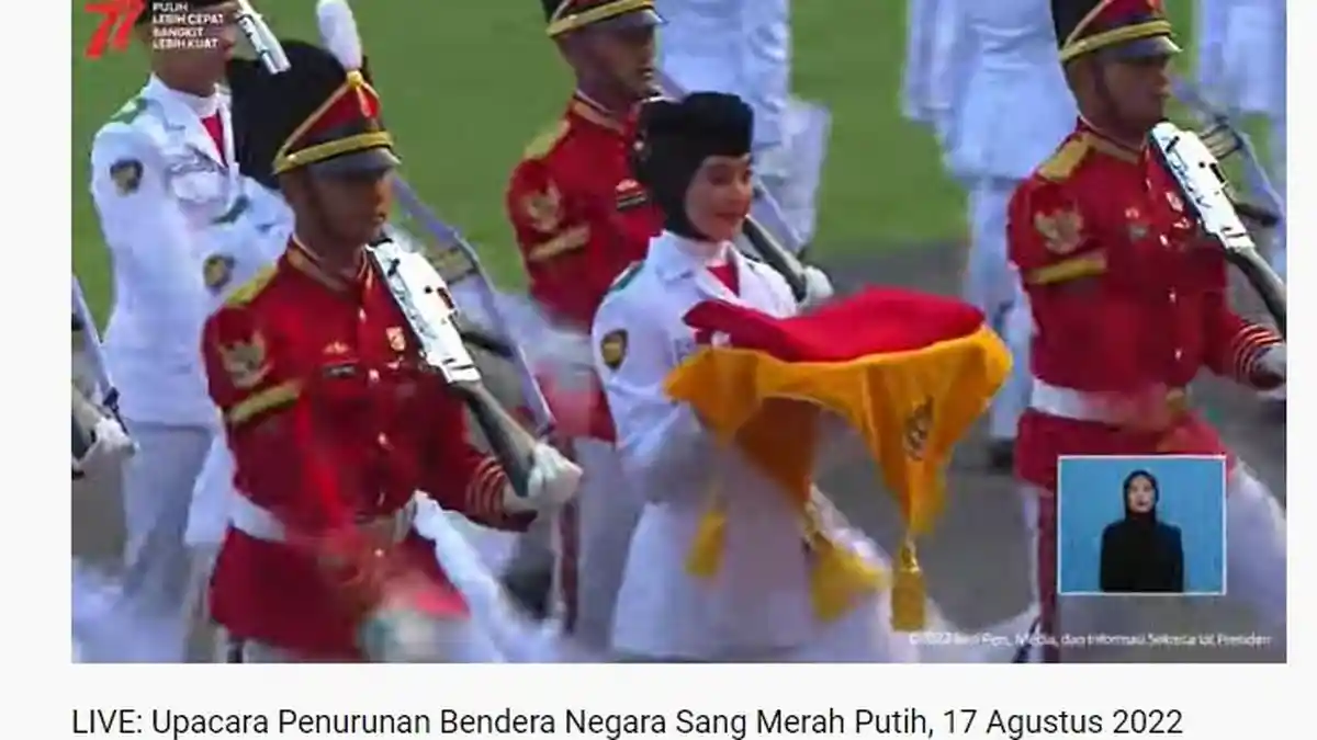 Siswi Asal Banyuwangi Jadi Pembawa Baki di Upacara Penurunan Bendera