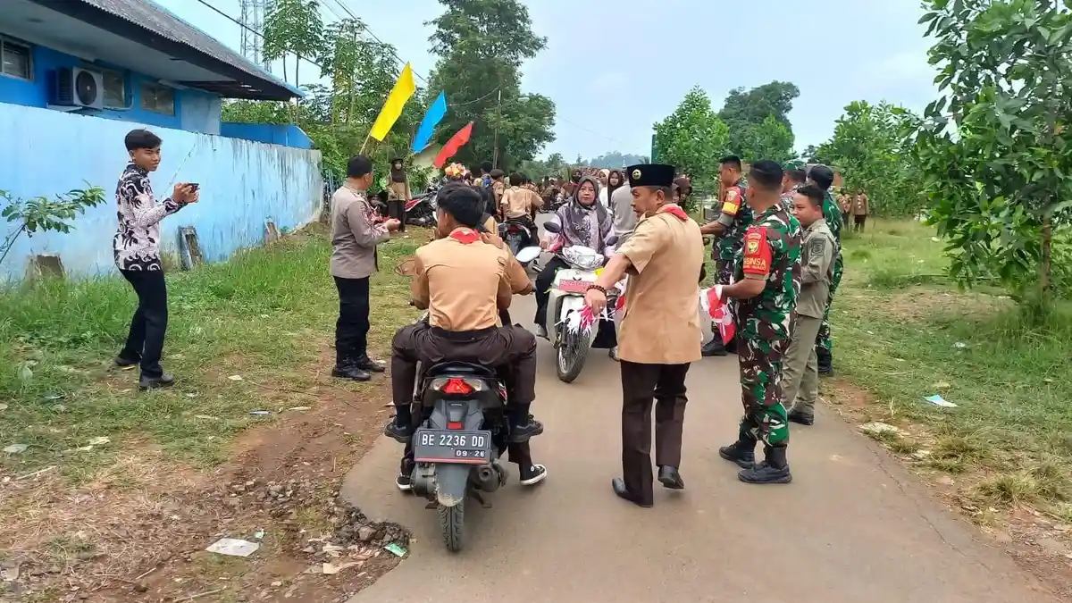 Semangat Nasionalisme, Polsek Kedondong Bagikan Ribuan Bendera Merah Putih