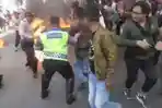 polisi-terbakar-saat-amankan-unjuk-rasa-mahasiswa.jpg