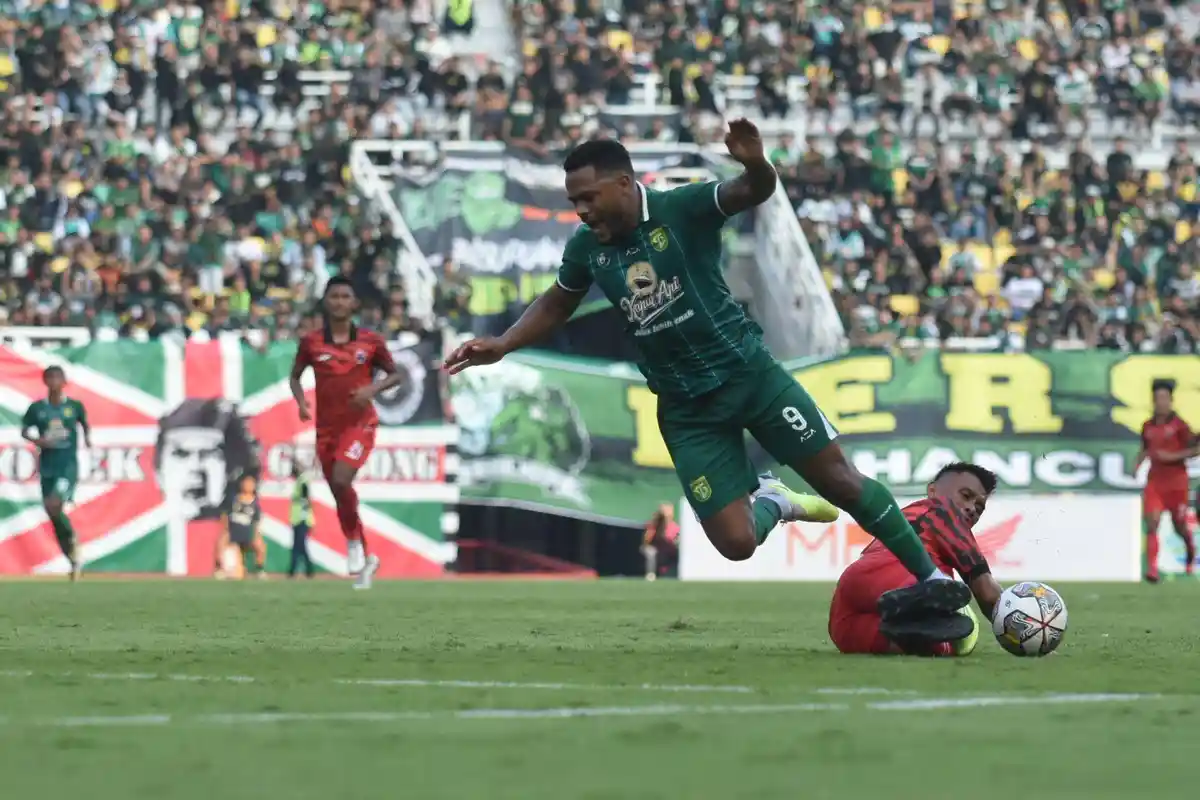 Paulo Victor Berlatih Terpisah Karena Cedera, akan Absen dalam Uji Coba Persebaya Lawan Persis Solo?
