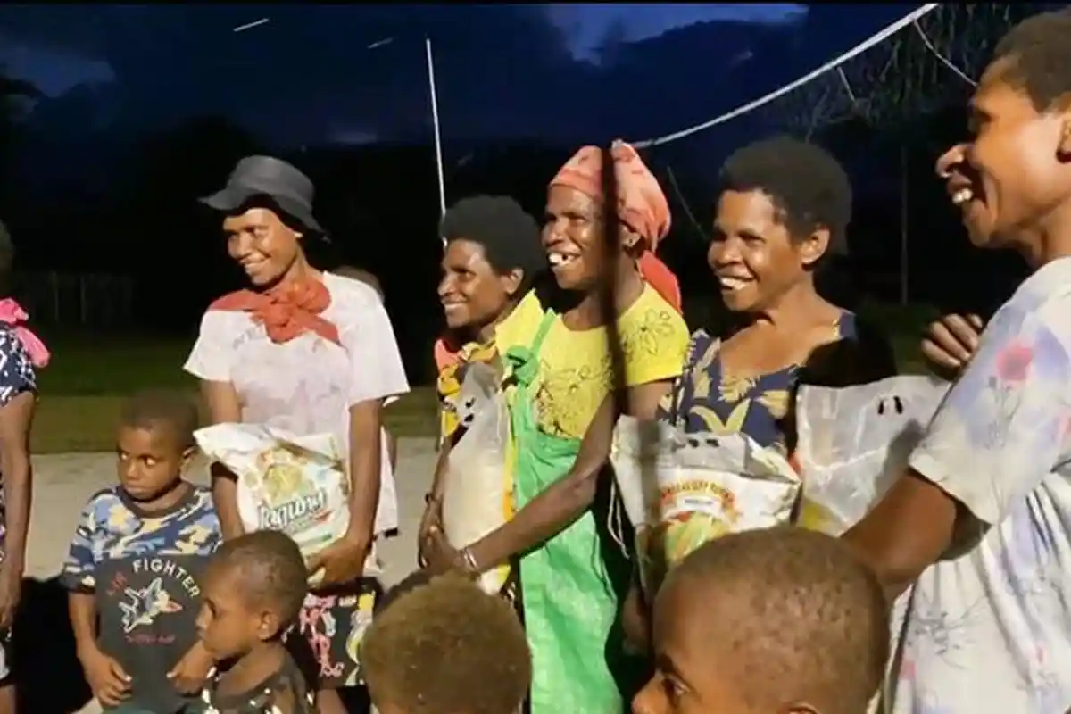 Satgas Aman Nusa Brimob Polda Papua Barat Salurkan Bantuan hingga Dengar Curhatan Warga Aisa Maybrat