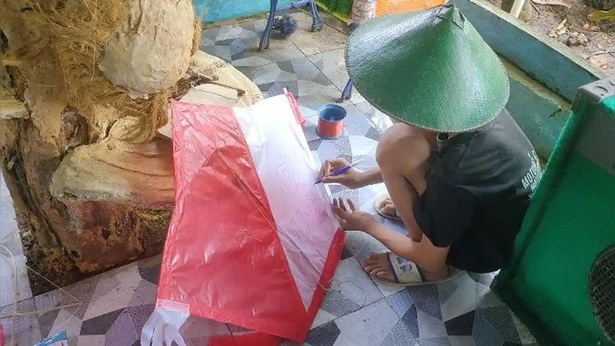 Melihat Keseruan Anak-anak di Majalengka Ngabuburit, Bikin dan Bermain Layangan dari Bahan Seadanya