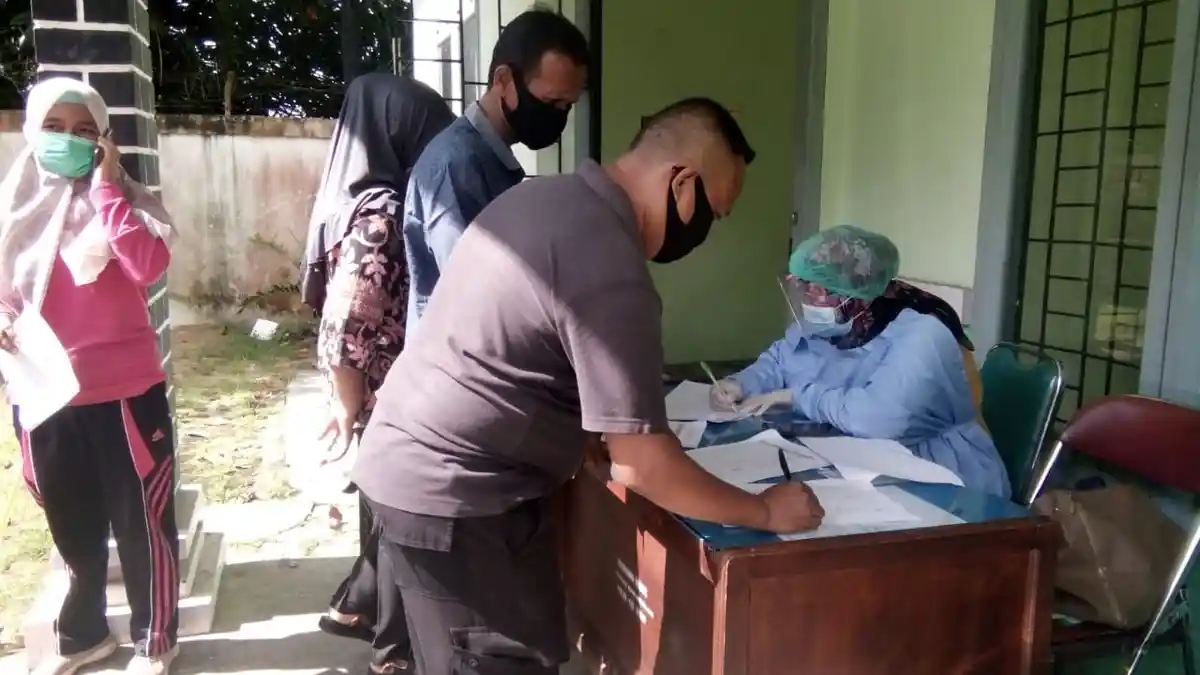 Cegah Covid-19, Ratusan Anggota KPPS Empat Desa di Jaluko Lakukan Rapid Test