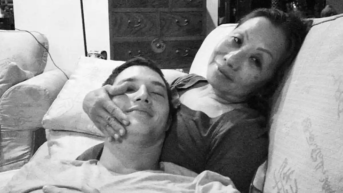 Mike Lewis Kenang Satu Tahun Sepeninggal Sang Ibunda