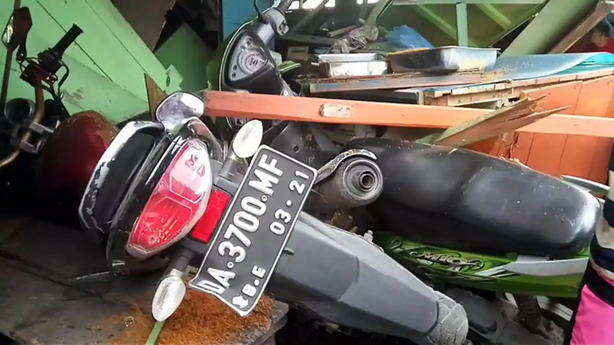 Dua Motor Rusak Diserempet Pikap Dinas Kebersihan