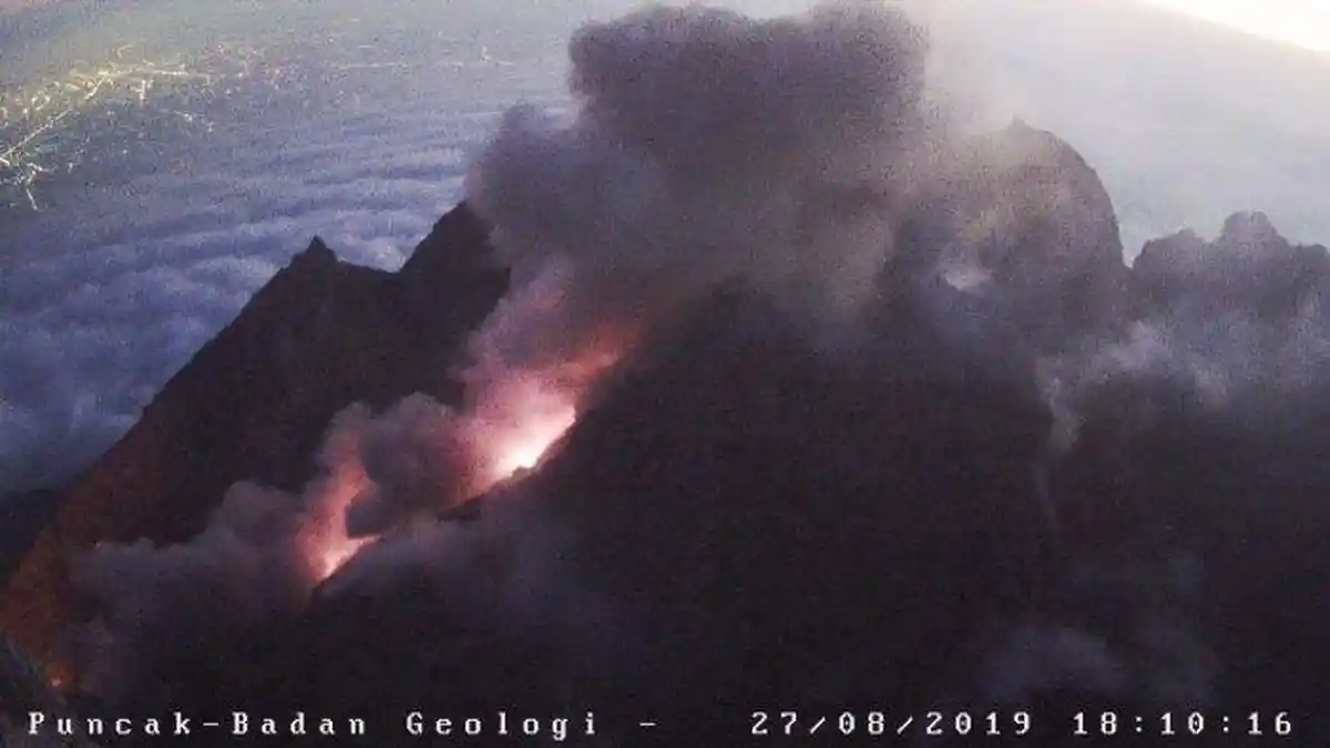 BREAKING NEWS : Gunung Merapi Kembali Bergejolak, Luncurkan Guguran Lava Sejauh 2 Kilometer