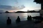 Menikmati Matahari Terbenam di Labuan Bajo
