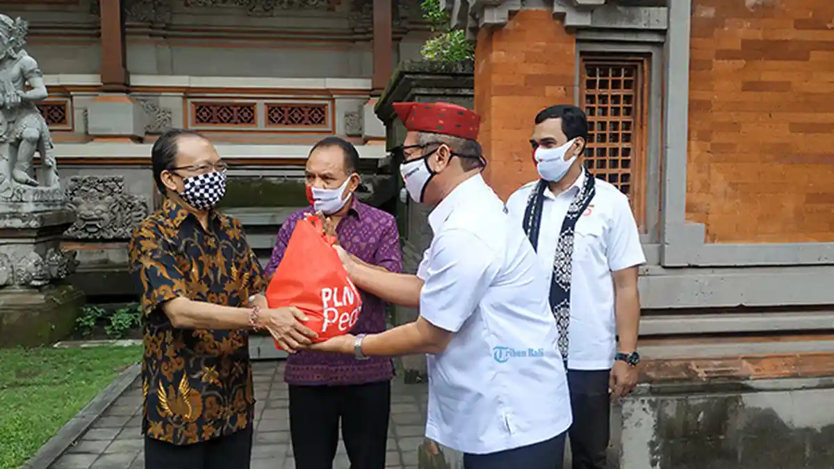 Diserahkan Koster, Satgas BUMN Bali Bantu Warga Flobamora yang Terdampak Pandemi Covid-19