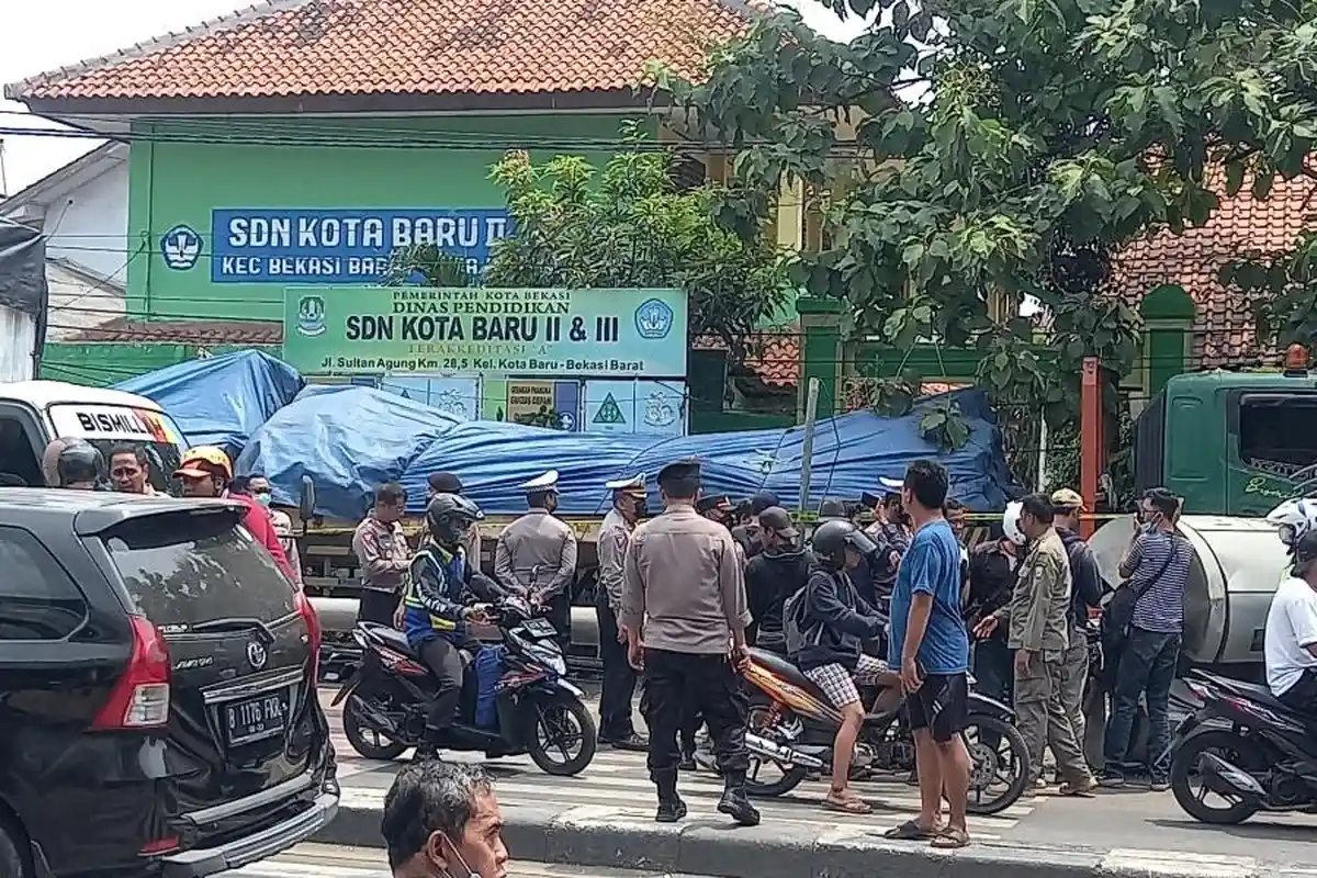 Warga Ungkap Momen Mengerikan Ketika Truk Kontainer Tabrak Tiang di Jalan Sultan Agung Kota Bekasi