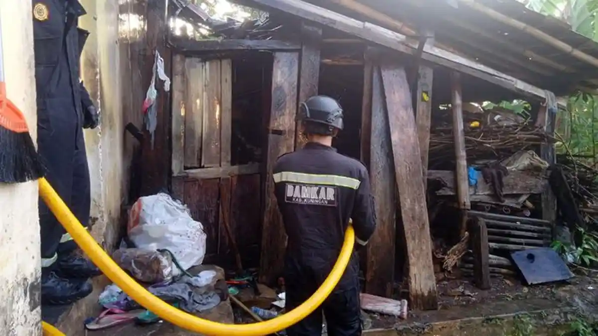 Aksi Heroik Pamong Desa Selamatkan Enok yang Nyaris Terbakar Bersama Rumahnya di Kuningan