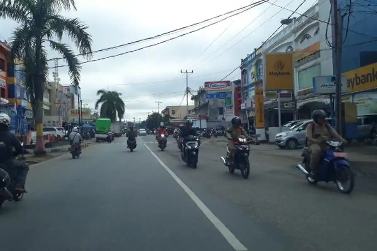 Arus Lalu Lintas di Jalan Ahmad Yani Sanggau Didominasi Kendaraan Roda Dua