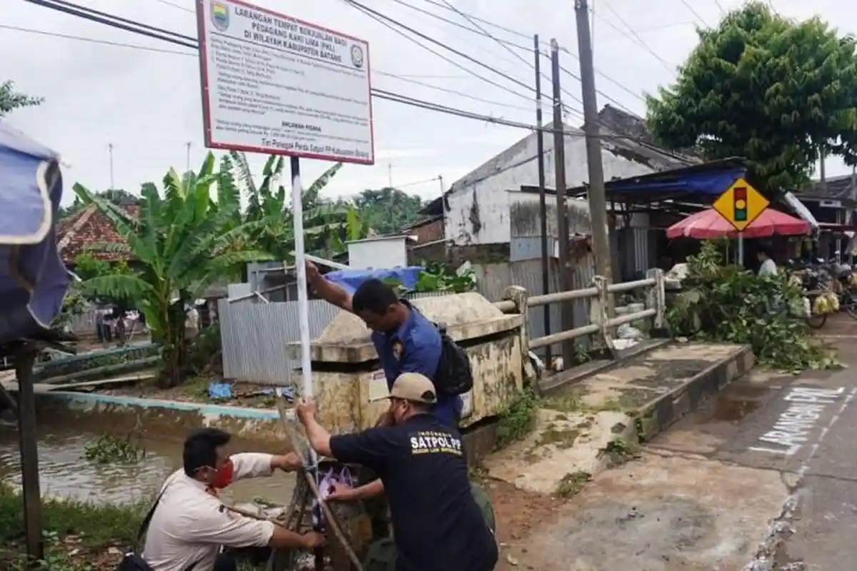 Larang PKL Berjualan di Jembatan Pasar Sedondong, Satpol PP Batang Pasang Papan Perda