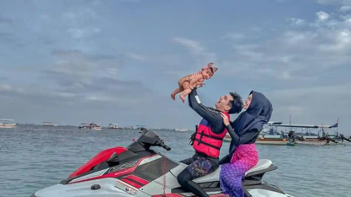 Teuku Ryan Gendong Moana Sambil Setir Jet Ski tanpa Pelampung, Video Ria Ricis Langsung Dikritik