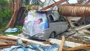 Angin-Kencang-Landa-Majene-Bangunan-Pasar-Ambruk-dan-Lima-Mobil-Rusak.jpg