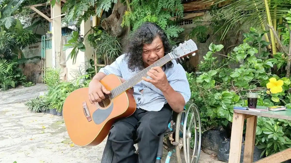 Kisah Ivan Rivani, Disabilitas Guru Les Gitar yang Kini Buat Album ...