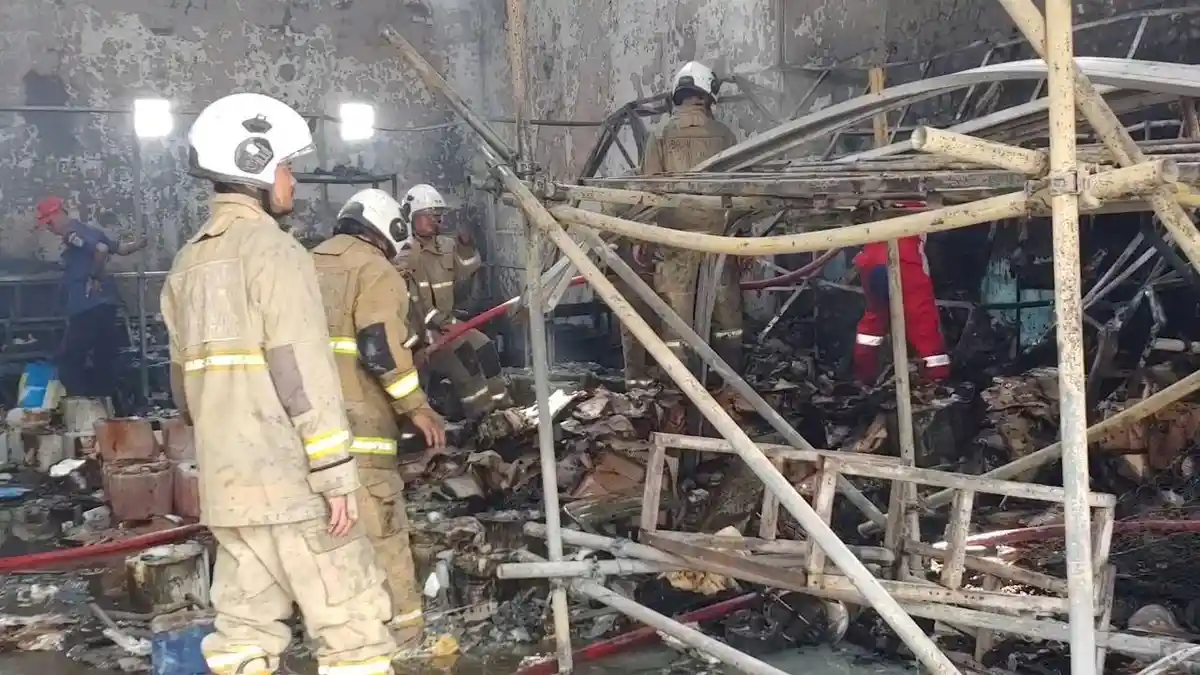 Gudang Kimia Pembersih Lantai di Jalan Kelud Semarang Terbakar, Warga Sekitar Mengungsi