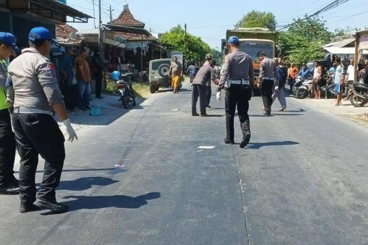 BREAKING NEWS Kronologi Kecelakaan Maut di Demak, 1 Pengendara Motor Tewas Ditabrak Truk